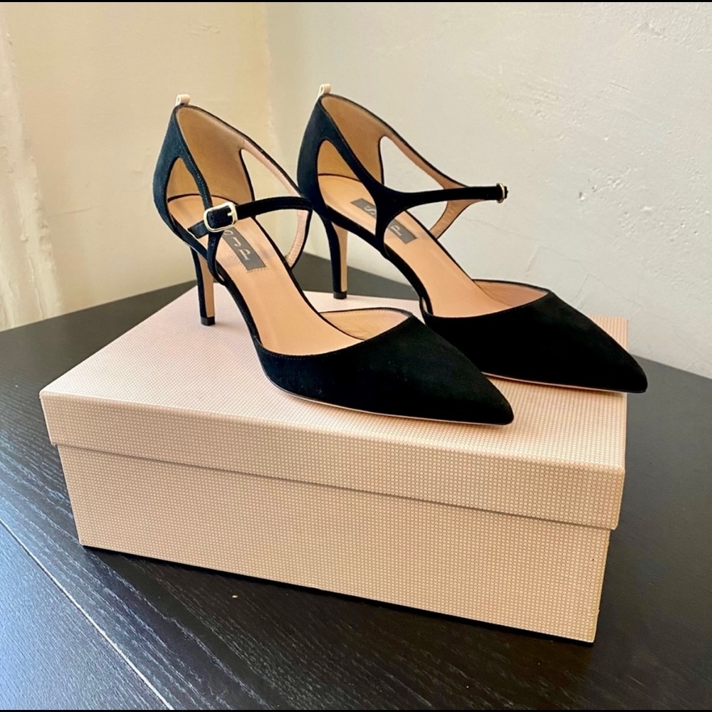 Gorgeous SJP suede pumps